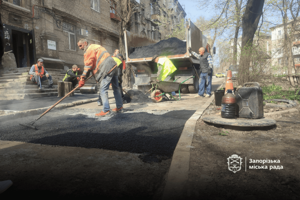 У Запоріжжі поблизу багатоповерхівок кладуть асфальт