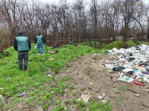 В Запорожье возле областной больницы обнаружили свалку: когда уберут (ФОТО)
