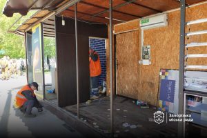 У Запоріжжі демонтували незаконний кіоск на проспекті Соборному (ФОТО)