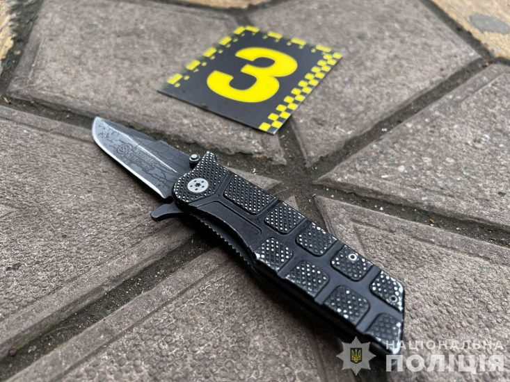 У Запоріжжі патрульний двічі вистрелив в чоловіка, який погрожував ножем