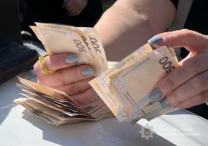 У Запоріжжі заступницю начальника підприємства затримали на хабарі в 37 500 гривень