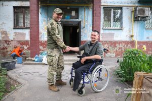У Запоріжжі поліцейські облаштували пандус для пораненого колеги