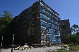В Запорожье восстанавливают дом, который дважды пострадал от обстрелов (ФОТО)