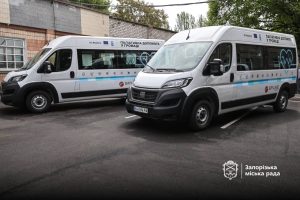 Запорізькі лікарні отримали спецавтівки для паліативної допомоги