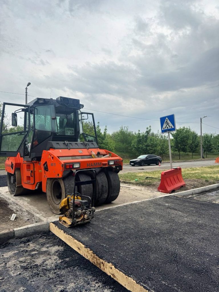 У Запоріжжі завершують облаштування підвищеного переходу в Хортицькому районі