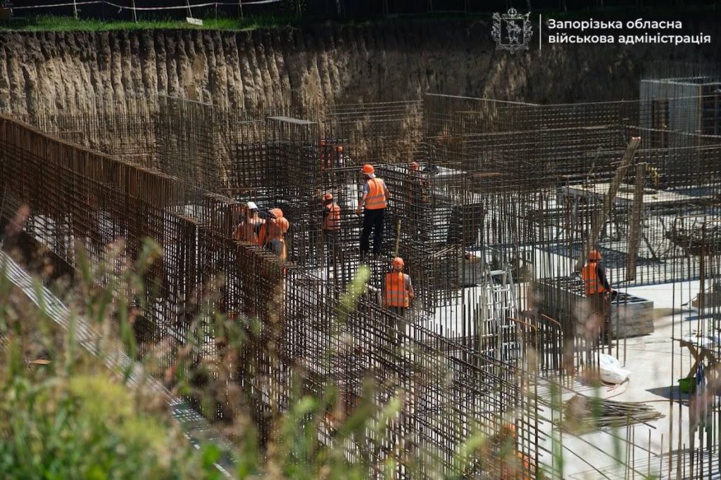 У Дніпровському районі Запоріжжя продовжується зведення нової підземної школи, розрахованої на 1000 учнів, які навчатимуться у дві зміни.