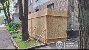 Несколько дней мешал выйти женщине с инвалидностью: в Запорожье убрали забор возле дома
