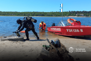 У Запоріжжі водолази чистять дно Дніпра: який результат
