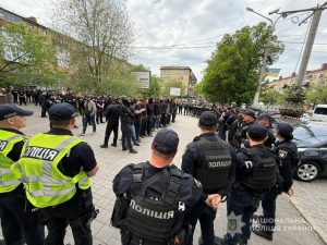 У центрі Запоріжжя через конфлікт зібралися десятки чоловіків у балаклавах: подробиці від поліції