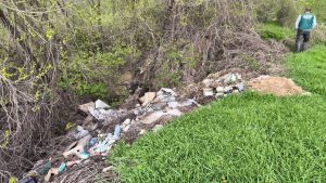 У Запоріжжі зону відпочинку завалили сміттям: масштабне звалище біля річки