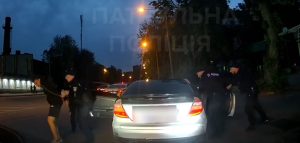 У Запоріжжі неповнолітній влаштував ДТП і втік: його наздогнала поліція (ВІДЕО)