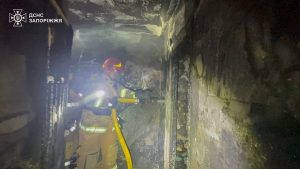 У Запоріжжі горіла квартира: чоловіка винесли з вогню (ВІДЕО)