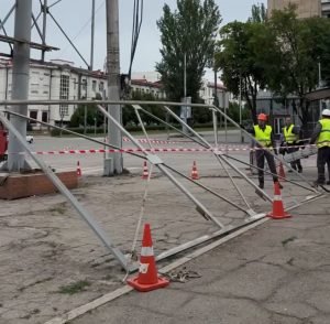 У центрі Запоріжжя прибрали рекламний борд (ВІДЕО)