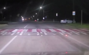 В Запорожье появился повышенный пешеходный переход с подсветкой (ВИДЕО)