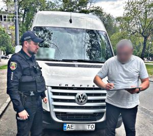У Запоріжжі водій курив у маршрутці під час рейсу: які наслідки