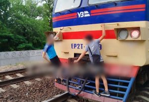 У Запоріжжі підлітки каталися на хвості електропотяга: чим завершилася небезпечна розвага
