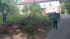 У центрі Запоріжжя виявили стихійне сміттєзвалище між багатоповерхівками
