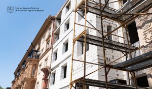 Замість трьох поверхів розібрали все: як у Запоріжжі відновлюють зруйнований будинок