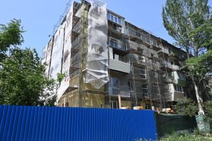 Після обстрілів і руйнувань: у Запоріжжі відновлюють п’ятиповерхівку (ФОТО)