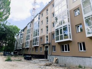 У центрі Запоріжжя майже завершили відбудову п’ятиповерхівки після ракетної атаки (ФОТО)