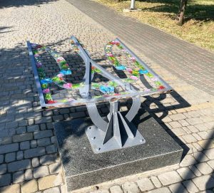 В парке Запорожья повредили герб Украины (ФОТО)