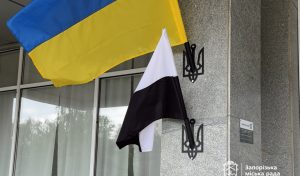 У Запоріжжі з’явились чорно-білі прапори: вони означають