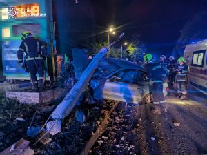 ДТП у Запоріжжі: мотоцикліста деблокували з-під легковика (ФОТО)