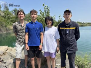 Врятували життя: у Запоріжжі двоє друзів витягли з води хлопця, що тонув (ФОТО)