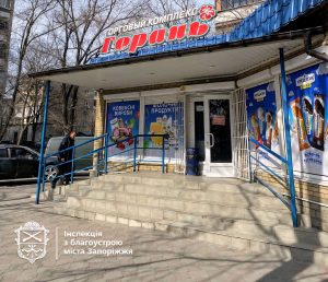 Новий вигляд вулиць: у Запоріжжі прибирають вивіски російською мовою