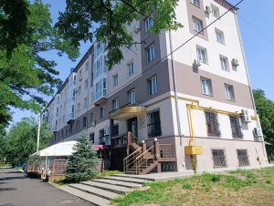 У центрі Запоріжжя завершується відновлення п’ятиповерхівки після атаки РФ (ФОТО)