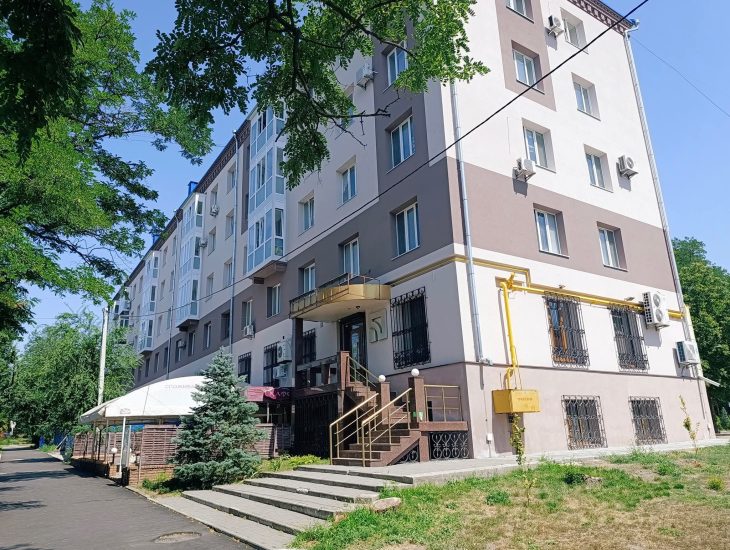 В центре Запорожья завершается возобновление пятиэтажки после атаки РФ (ФОТО)