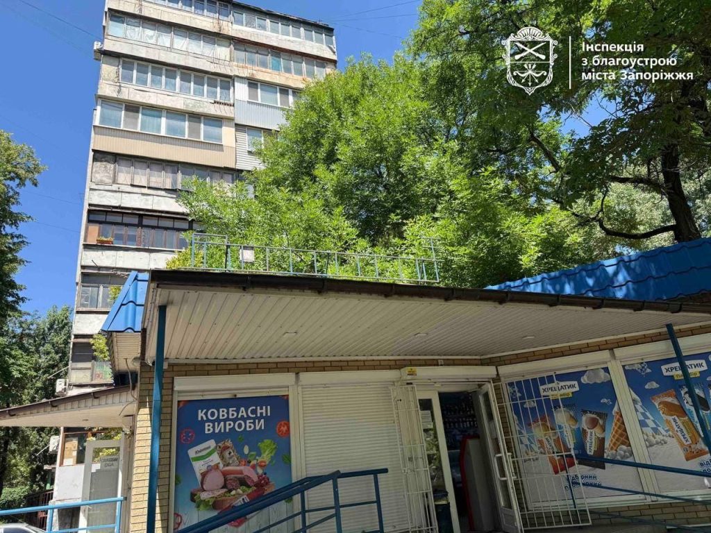 Новый вид улиц: в Запорожье убирают вывески на русском языке
