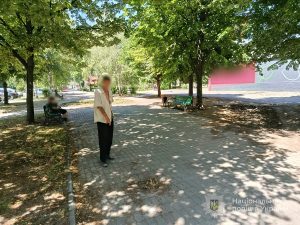 «Привітався – і втік з телефоном»: у Запоріжжі хлопець обікрав пенсіонера в парку