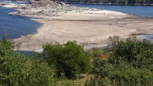 У Запоріжжі жінка з підлітком опинилися в пастці через раптове підняття води
