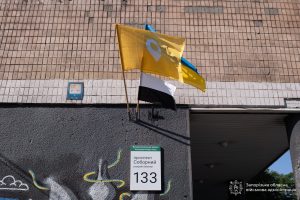 У центрі Запоріжжя вивісили біло-чорний прапор: що він означає (ФОТО)