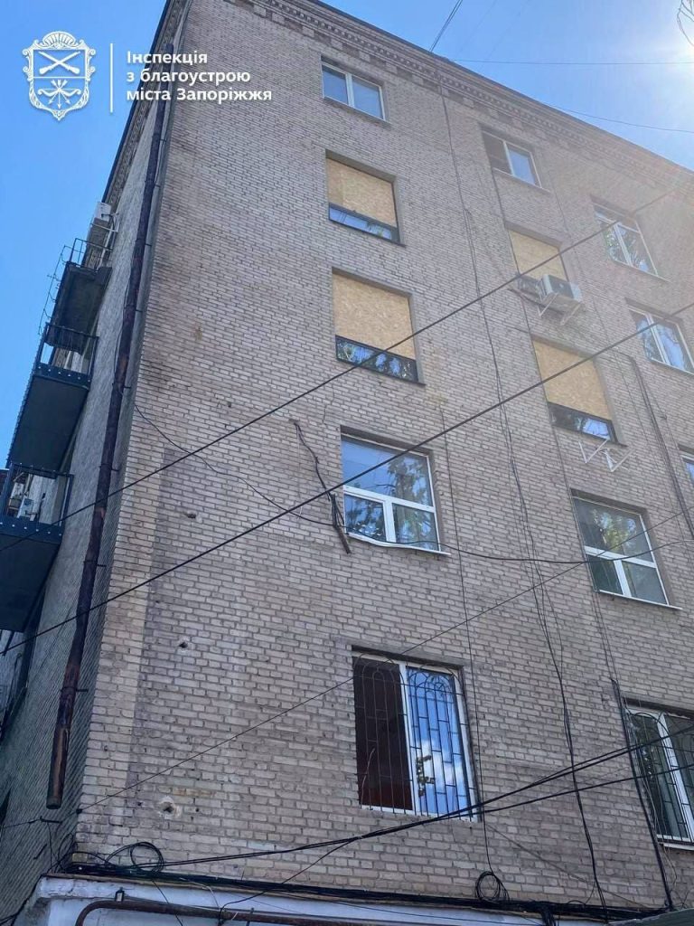 Новый вид улиц: в Запорожье убирают вывески на русском языке