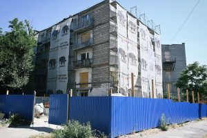 Дважды разрушен обстрелами: в центре Запорожья отстраивают пятиэтажку