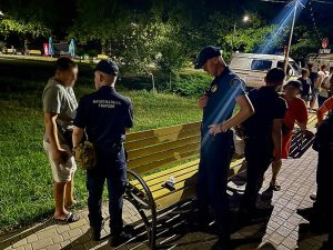 На запорожском пляже 19-летний парень избил подростка и угрожал ему пистолетом