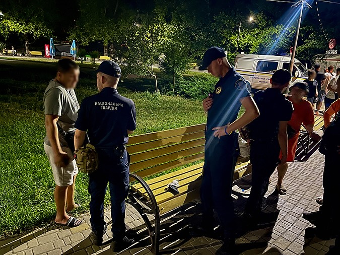 На запорізькому пляжі 19-річний хлопець побив юнака та погрожував йому пістолетом