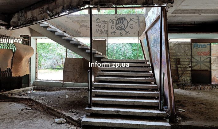 Как выглядит заброшенный ресторан «Россия» в Запорожье (ФОТОРЕПОРТАЖ)