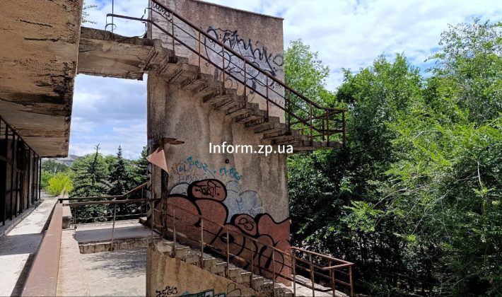 Как выглядит заброшенный ресторан «Россия» в Запорожье (ФОТОРЕПОРТАЖ)