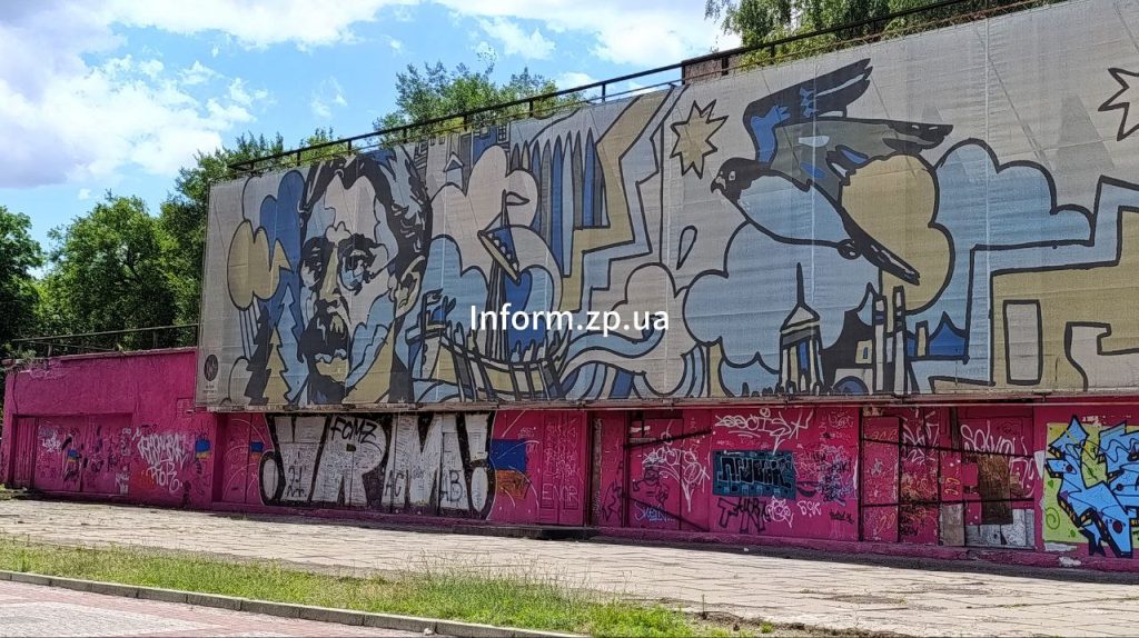 Как выглядит заброшенный ресторан «Россия» в Запорожье (ФОТОРЕПОРТАЖ)