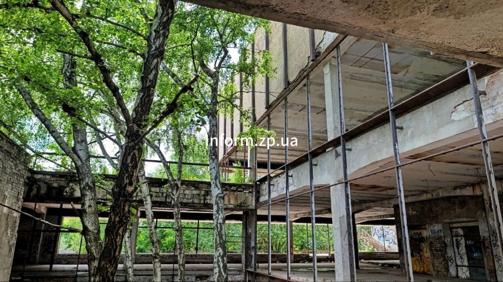 Как выглядит заброшенный ресторан «Россия» в Запорожье (ФОТОРЕПОРТАЖ)