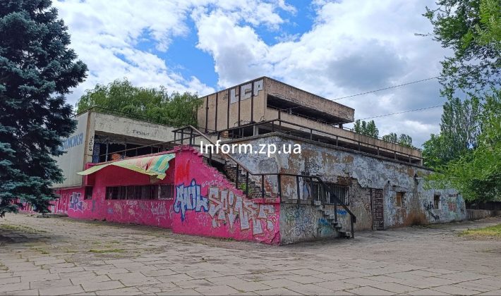 Как выглядит заброшенный ресторан «Россия» в Запорожье (ФОТОРЕПОРТАЖ)
