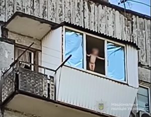 Дитина на балконі дев’ятого поверху: у Запоріжжі мати залишила дітей без нагляду