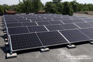 У Запоріжжі на даху школи встановили сонячну електростанцію