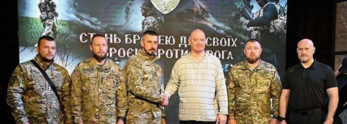 Артисти «Кварталу 95» виступають у Запоріжжі та передають дрон «Вампір» поліцейським