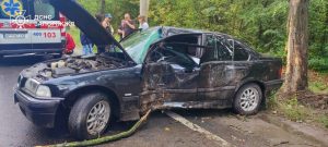 У Запоріжжі авто врізалося в дерево: є постраждалі (ФОТО)