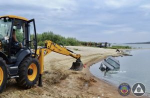 Пригода на воді: у Запоріжжі дістали автомобіль із річки (ФОТО)