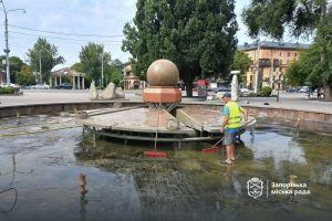 Пакеты и тряпки: в Запорожье засорили «Фонтан Жизни»